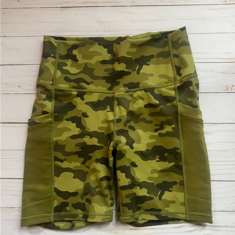 FableticsOn-The-Go PowerHold® High Waisted 6" Short| Waist 12" flat